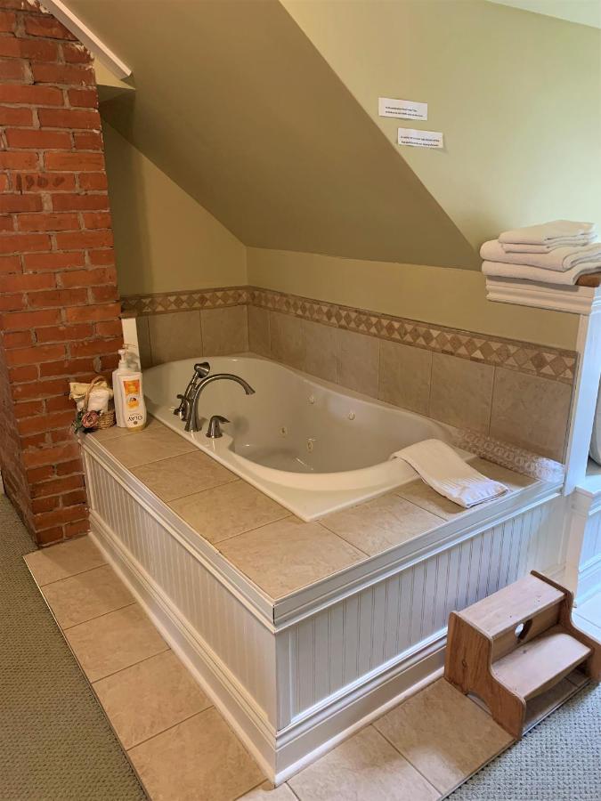 The Red Coat Bed & Breakfast Niagara-on-the-Lake ภายนอก รูปภาพ